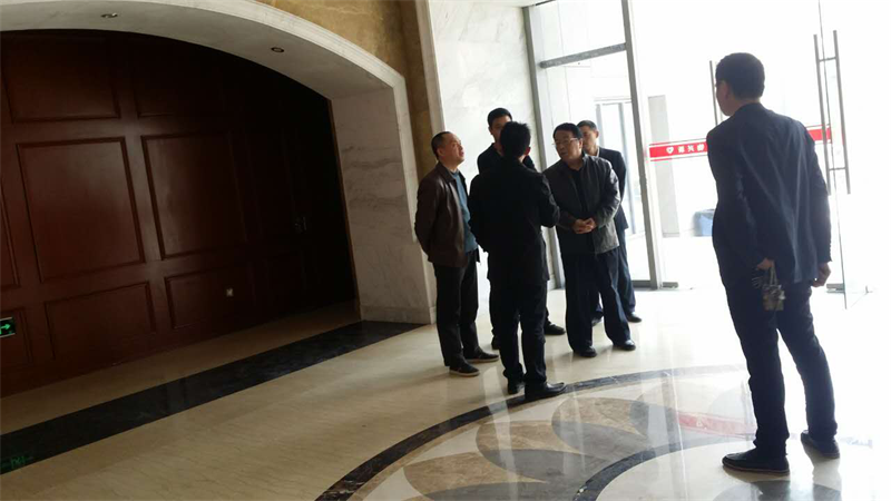 集团公司总司理万先逵、副总司理周志宏一行亲临利民佳苑小区现场指导事情_乐盈VI官网