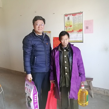 严冬心系贫困户   扶贫慰问暖人心_乐盈VI官网