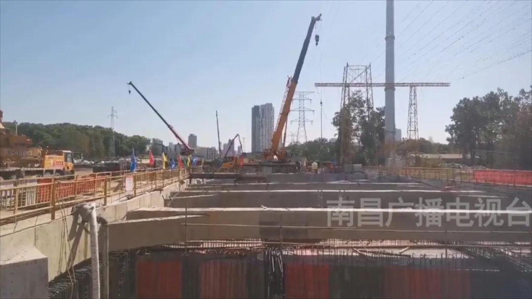 国庆假期不歇工 丹霞大道节点性工程稳步推进_乐盈VI官网