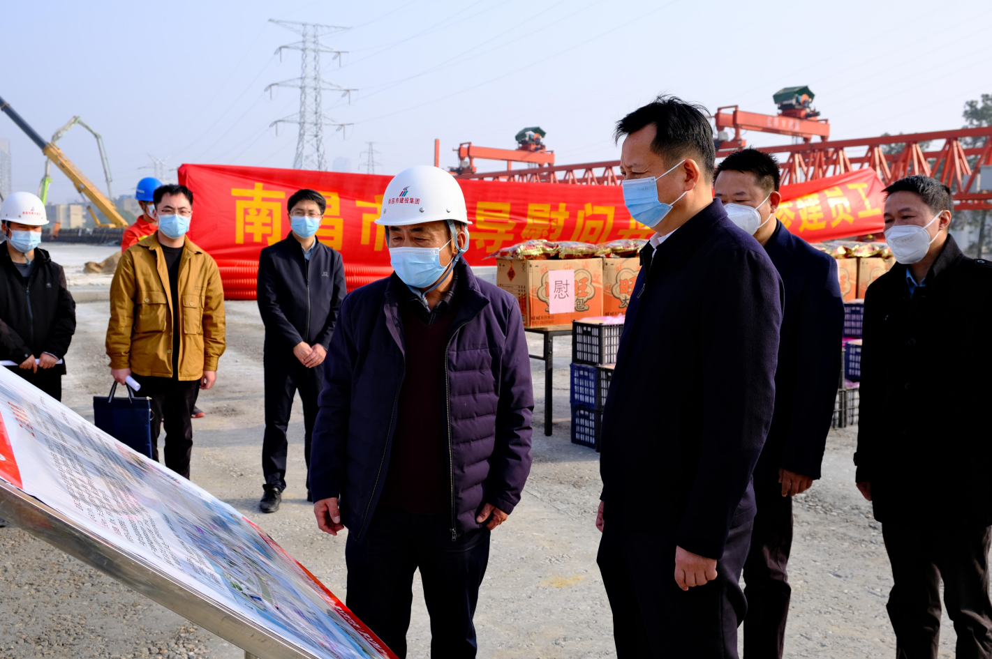 市委常委、副市长肖云走访慰问丹霞路项目一线工人_乐盈VI官网