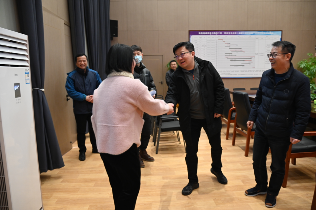 市乐盈VI官网集团党委副书记、总司理章勇走访慰问西二环项目办难题党员_乐盈VI官网